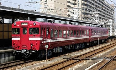 JR西日本の北陸エリアのオリジナル塗色「高岡色」で残るキハ28･58形の2両編成