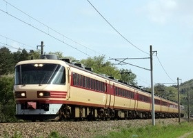 2003年9月から大阪寄りに国鉄色のパノラマグリーン車を連結して走る485系特急「雷鳥」