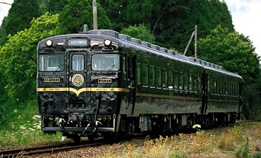 豊肥本線熊本〜宮地駅間を結ぶ観光列車「あそ1962」