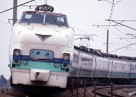 JR東日本の新潟色の485系も「雷鳥」に運用