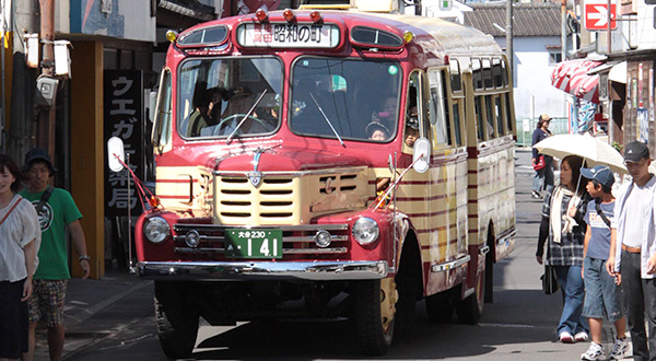 レトロな商店街を走る「ボンネットバス」ツアー