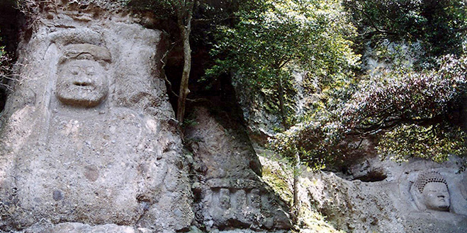鬱蒼とした森の奥に佇む
巨大な熊野磨崖(まがい)仏


