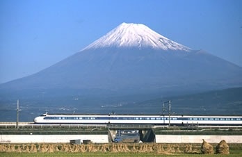 富士山をバックに走る0系「ひかり」
