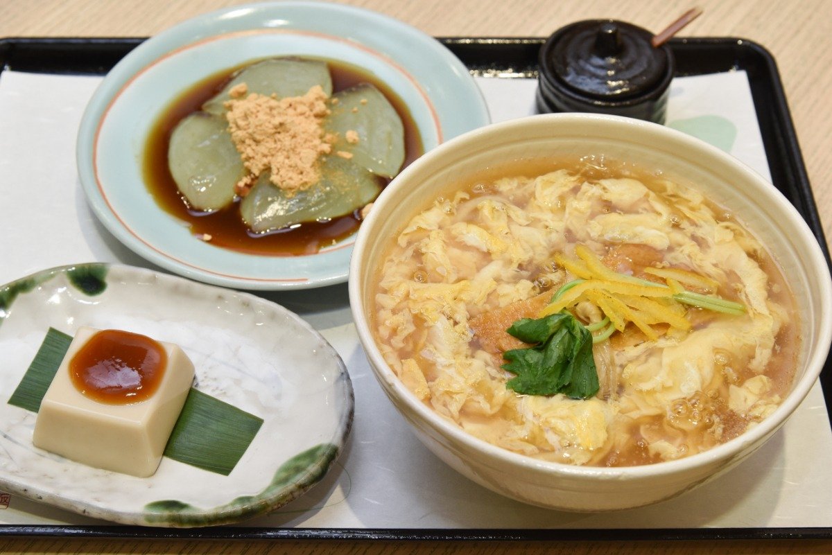 つるりとしたうどんが絶品「天極堂JR奈良駅店」の吉野本葛料理｜食べに行きたい！奈良駅近・名物ランチ | トレたび - 鉄道・旅行情報サイト